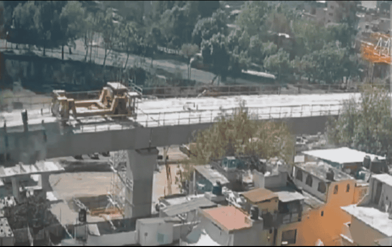 Según reportes, al estar realizando maniobras en las obras del Tren Interurbano, una estructura de concreto colapsó. X / @lenlenaana
