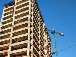 La inmobiliaria se comprometió a construir una torre de departamentos; no obstante, el edificio se quedó en obra negra. ESPECIAL