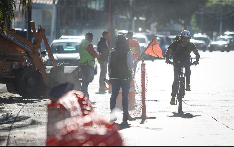 Luego de manifestaciones y mesas de negociación, todas las partes involucradas llegaron a un acuerdo y este lunes las autoridades de Zapopan reanudaron las obras para construir la ciclovía en Avenida Nicolás Copérnico. EL INFORMADOR / H. Figueroa