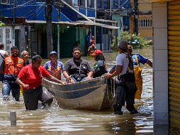 Rescatistas se transportan a bordo de una balsa en Río de Janeiro. Xinhua/Claudia Martini