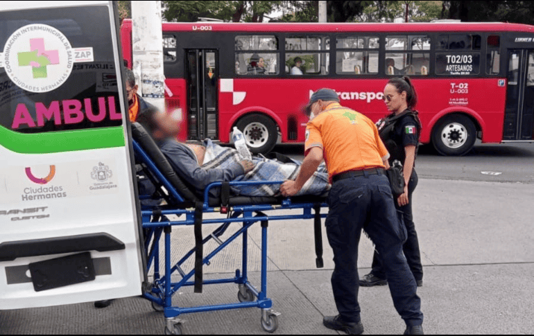 El hombre de 44 años fue trasladado a un puesto de socorro para continuar con la atención médica. CORTESÍA/Comisaría de Guadalajara