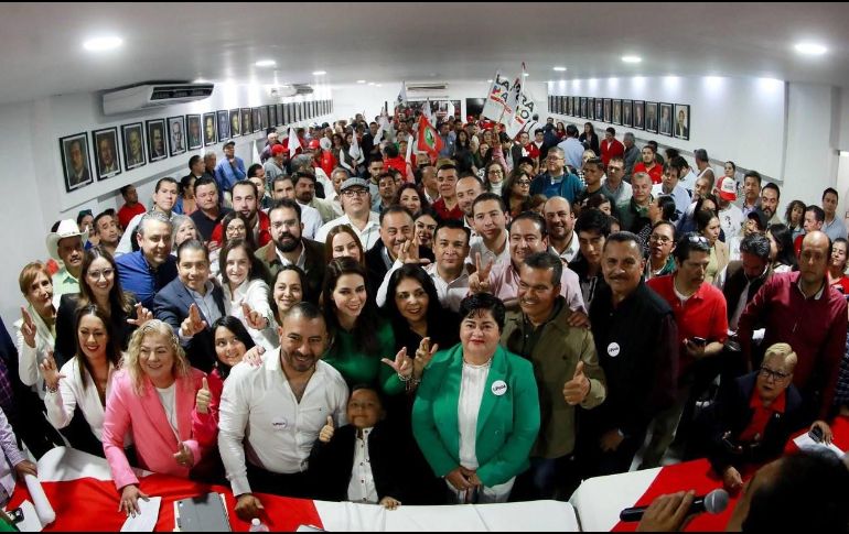 Los aspirantes estuvieron en compañía de dirigentes y militantes del PRI y PAN. ESPECIAL