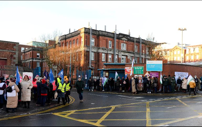 La huelga de hoy coincide con la fecha límite impuesta por el ministro británico para la región, Chris Heaton-Harris, para que los partidos formen antes de la medianoche un Gobierno de poder compartido. EFE / M. MARLOW
