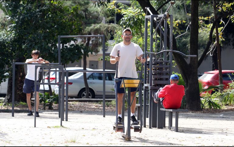 Hacer sentadillas puede ser una opción para mejorar tu postura. EL INFORMADOR/ J.  Camacho.