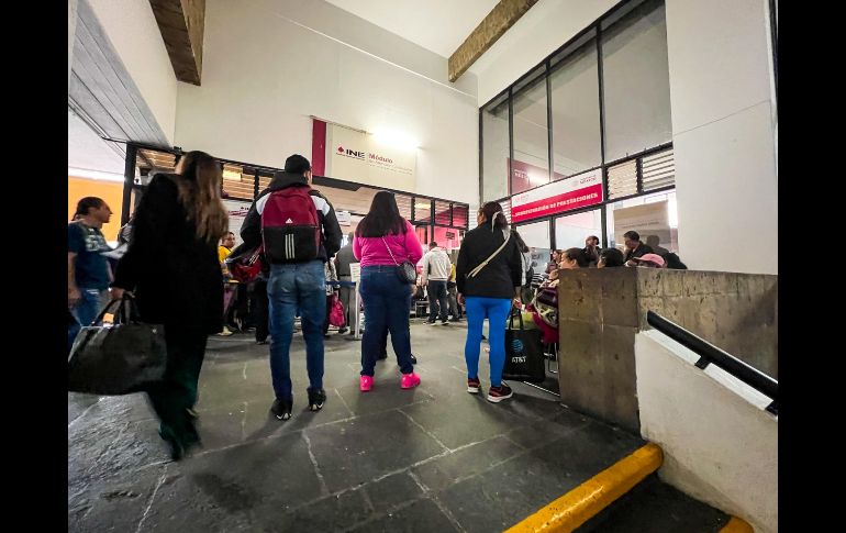 El INE en Jalisco determinó que en al menos 27 módulos se ampliara el horario de atención de 8:00 a 20:00 horas, aún así, las oficinas presentaron saturación desde que abrieron sus puertas. EL INFORMADOR / A. Navarro