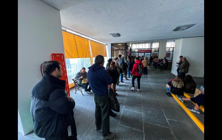 El INE en Jalisco determinó que en al menos 27 módulos se ampliara el horario de atención de 8:00 a 20:00 horas, aún así, las oficinas presentaron saturación desde que abrieron sus puertas. EL INFORMADOR / A. Navarro