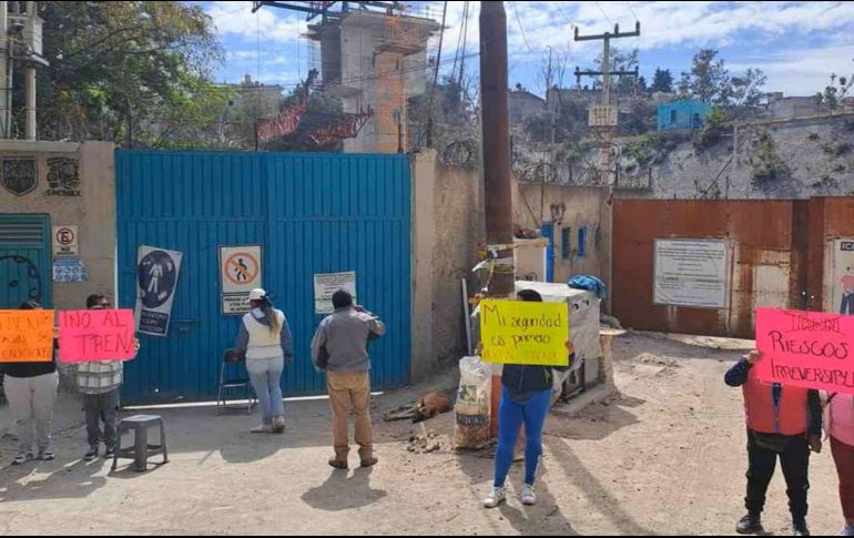 Son 40 las personas que se turnan durante el día y noche para vigilar las entradas a la zona de construcción. SUN/ J. C. Williams.