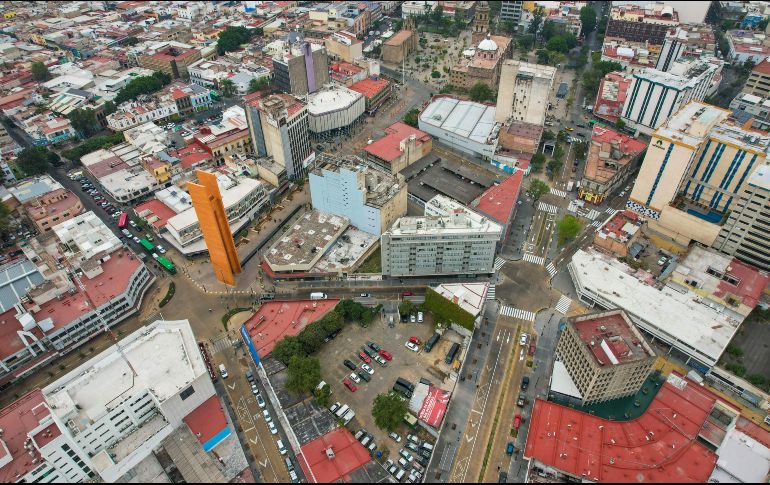 La zona atendida por el Gobierno del Estado y el Ayuntamiento de Guadalajara beneficia a las personas que recorren los alrededores del paseo Fray Antonio Alcalde, que en su parte sur tiene la escultura “El Palomar”. EL INFORMADOR/Archivo