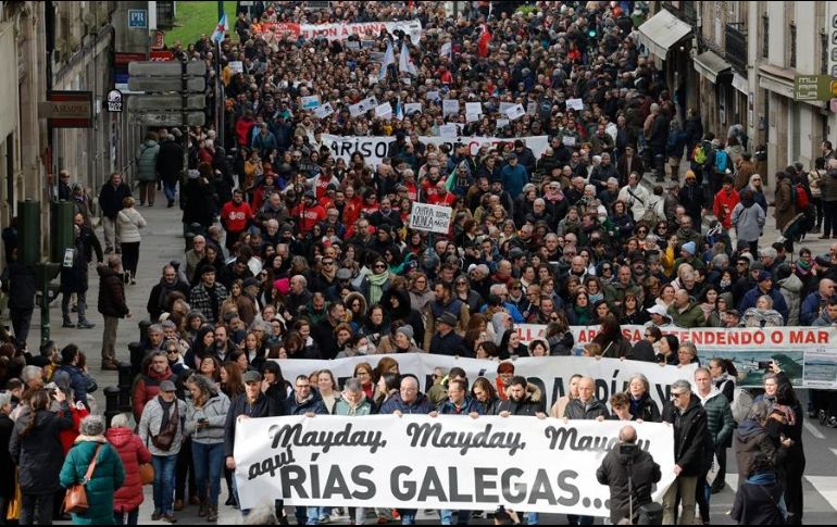 A la marcha, que partió de la Alameda compostelana y concluyó en la emblemática Plaza del Obradoiro, asistieron numerosos cargos políticos de fuerzas progresistas. EFE/ Lavandeira Jr