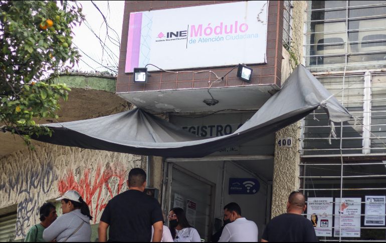 La falta de tiempo fue uno de los factores que llevó a varios ciudadanos a postergar sus trámites para renovar o sacar su credencial de elector, al grado de esperar hasta el último fin de semana para hacerlo. EL INFORMADOR / H. Figueroa