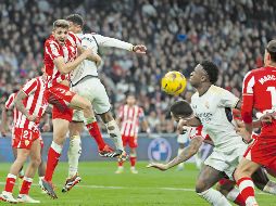 Vinicius marcó el empate a dos luego de bajar la pelota con el hombro, según el VAR. EFE
