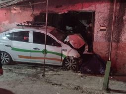 Cuatro mujeres que circulaban a bordo del taxi resultaron lesionadas. ESPECIAL