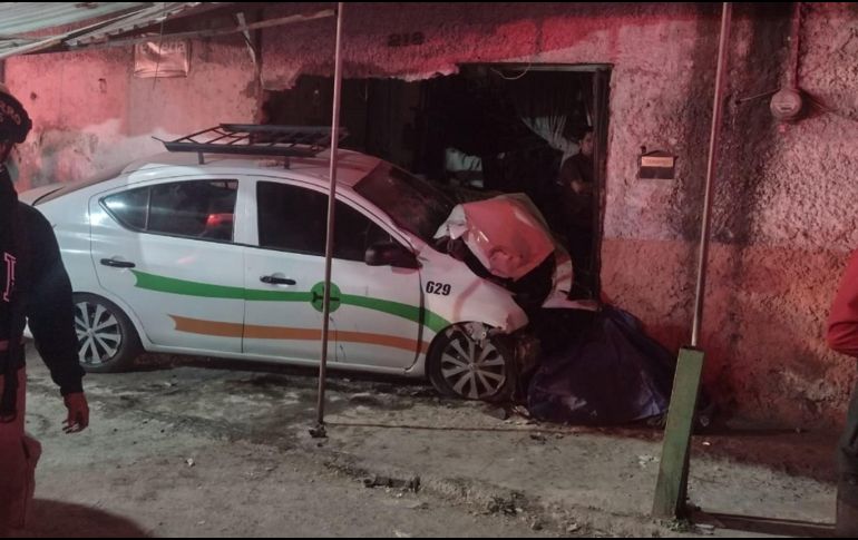 Cuatro mujeres que circulaban a bordo del taxi resultaron lesionadas. ESPECIAL