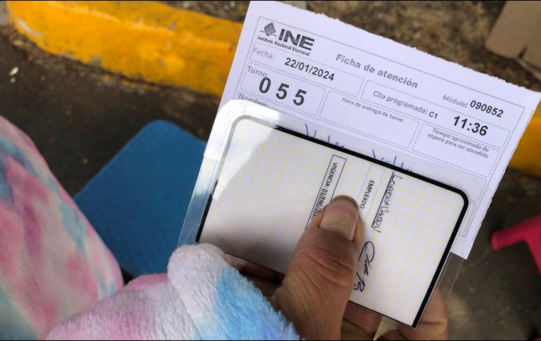 Luego de acudir a la cita del INE y renovar o tramitar la credencial, existen dos formas de saber si el documento oficial ya está listo para ser entregado. EL INFORMADOR / H. Figueroa