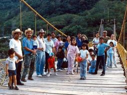 Habitantes de Arcediano en el puente del mismo nombre, antes de que el pueblo desapareciera. FACEBOOK/ Hechos y lugares de Guadalajara 