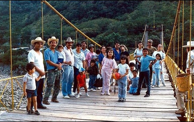 Habitantes de Arcediano en el puente del mismo nombre, antes de que el pueblo desapareciera. FACEBOOK/ Hechos y lugares de Guadalajara 