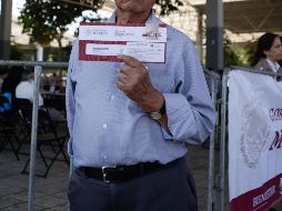 Según los encargados de la Pensión Bienestar, cuando renueven su tarjeta, los beneficiarios por ningún motivo deben permitir que se les quite la anterior. EL INFORMADOR / ARCHIVO