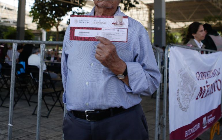 Según los encargados de la Pensión Bienestar, cuando renueven su tarjeta, los beneficiarios por ningún motivo deben permitir que se les quite la anterior. EL INFORMADOR / ARCHIVO