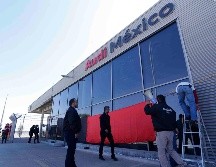 Los trabajadores colocaron banderas rojinegras alrededor de las 11.00 horas a las afueras de Audi. SUN/ O. Contreras