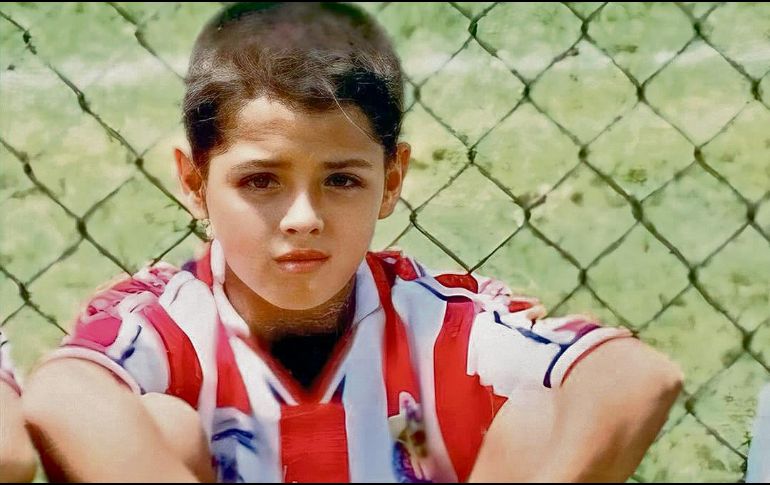“Chicharito” se formó en el Rebaño y ahora regresa a lo que llama “su todo”. ESPECIAL/Chivas