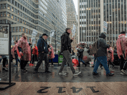Los huelguistas marcharon alrededor del edificio con pancartas que decían 
