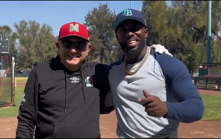 El titular del Ejecutivo se midió en el bat contra el pelotero de los Tampa Bay Rays. ESPECIAL.