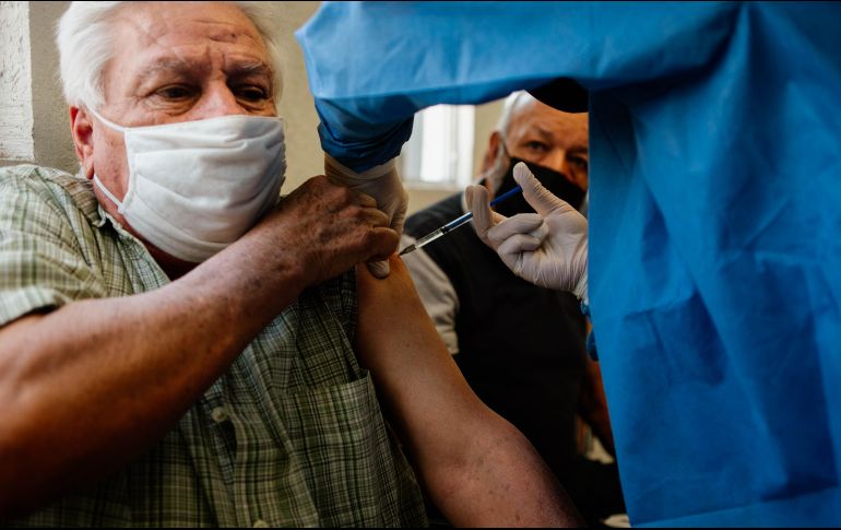 Además del aumento en la positividad COVID, también ha habido un incremento en la demanda de vacunación entre la población. EL INFORMADOR / ARCHIVO