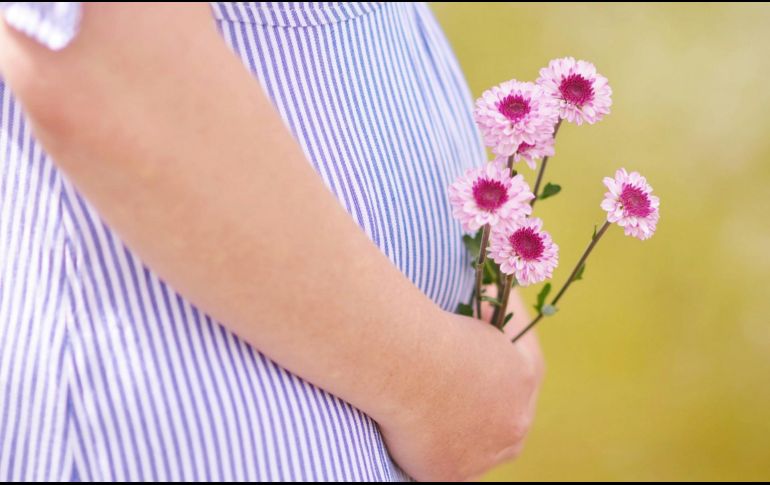 Los cuidados sobre la salud se intensifican en mujeres embarazadas, y los controles con el médico deben ser periódicos. ESPECIAL / Foto de Ashton Mullins en Unsplash