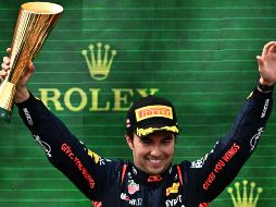 Checo Pérez se mantendrá como uno de los deportistas mejores pagados del mundo. Por lo menos, dentro de la Fórmula 1. AFP / ARCHIVO