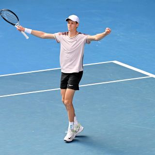 Sinner da la sorpresa y elimina a Djokovic en Australia