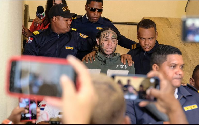 El polémico cantante salió en libertad condicional. AP/R. Hernández