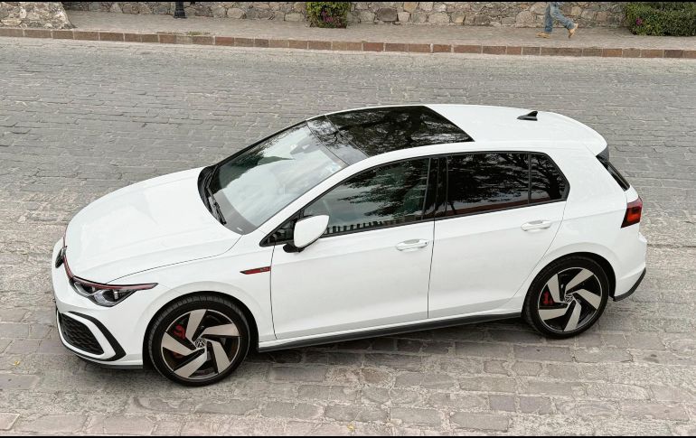 Golf GTI. Este vehículo cuenta con una suspensión elaborada y una dirección precisa. ESPECIAL
