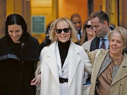 E. Jean Carroll  (izquierda) y su abogada Roberta Kaplan (derecha) al salir de la Corte luego de obtener la sentencia a su favor por daños y perjuicios por difamación de Trump. EFE