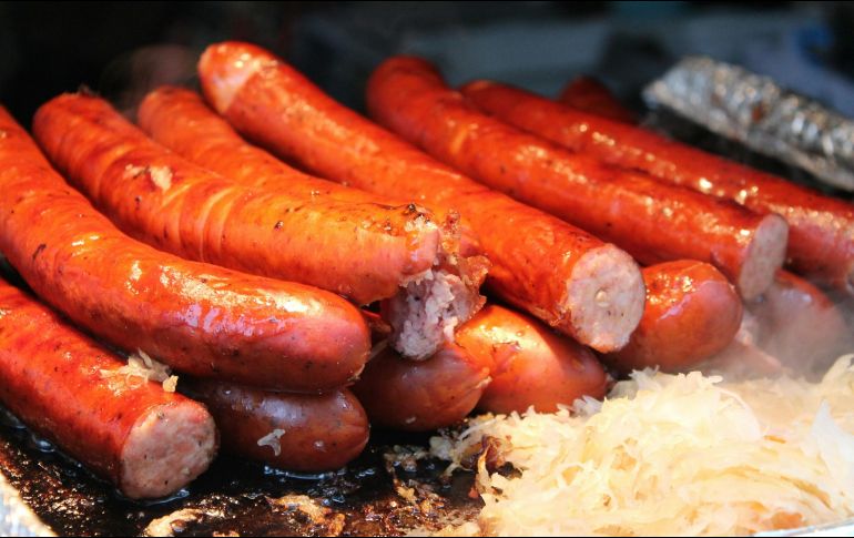 Consumir 50 gramos diarios de carne procesada, tales como salchichas, jamón, o carnes saladas, aumenta en 18% el riesgo de desarrollar cáncer. ESPECIAL / Foto de Rich Smith en Unsplash