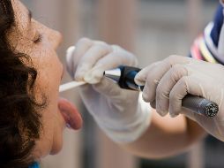 Muchos se han cuestionado cómo saber si se trata de una neumonía, COVID, gripe o un simple resfriado debido a las bajas temperaturas que se han presentado en los últimos días. AFP / ARCHIVO
