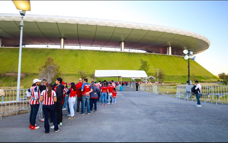 La afición de Chivas asistió para formar parte de la bienvenida de 
