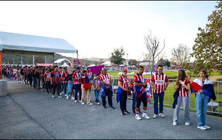 La afición de Chivas asistió para formar parte de la bienvenida de 