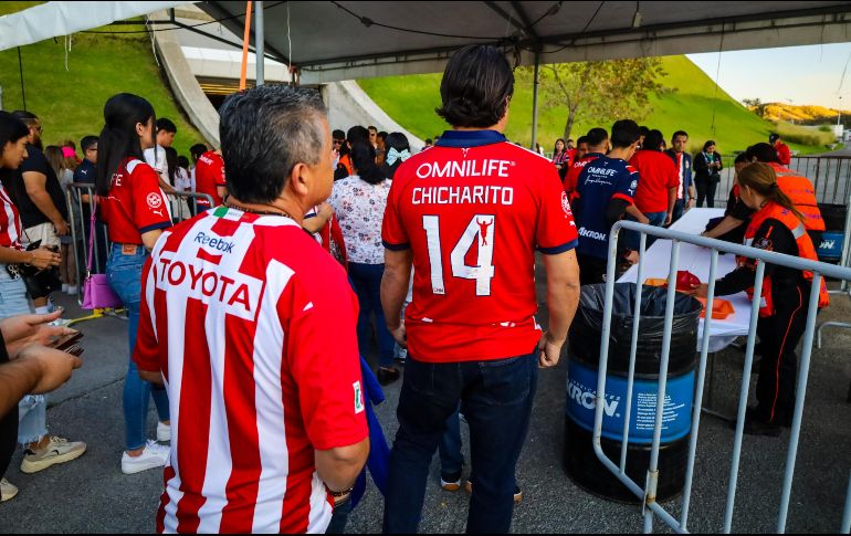 La afición de Chivas asistió para formar parte de la bienvenida de 