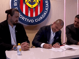 Fue hasta ahora cuando el ex delantero del Manchester United estampó su firma en el contrato que lo convierte en el nuevo elemento del Rebaño. ESPECIAL/ Chivas.