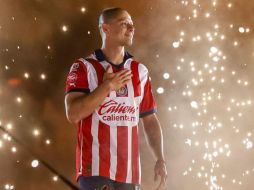 El momento clave de la noche fue la firma de contrato de Javier con la directiva rojiblanca. EL INFORMADOR/ A. NAVARRO.