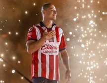 El momento clave de la noche fue la firma de contrato de Javier con la directiva rojiblanca. EL INFORMADOR/ A. NAVARRO.