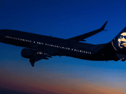 Alaska Airlines dejó en tierra sus 65 Max 9 pocas horas después que uno de los dos tapones de la mitad trasera de la cabina del vuelo 1282 saliera volando. X/@AlaskaAir