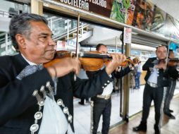 Los mariachis acompañan los recorridos por las cantinas. ESPECIAL