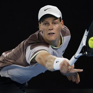 Sinner gana el Abierto de Australia con victoria en cinco sets sobre Medvedev