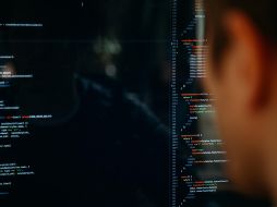 La Deep Web puede resultar un espacio misterioso para muchas personas. ESPECIAL/ Foto de charlesdeluvio en Unsplash