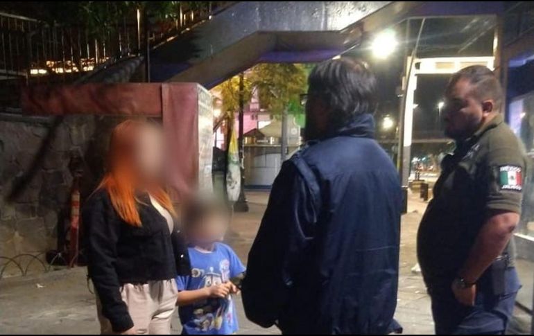 Tras reunirlas, los policías llevaron a ambas de nuevo a la Fiscalía Especializada en Personas Desaparecidas. ESPECIAL/Comisaría de Guadalajara