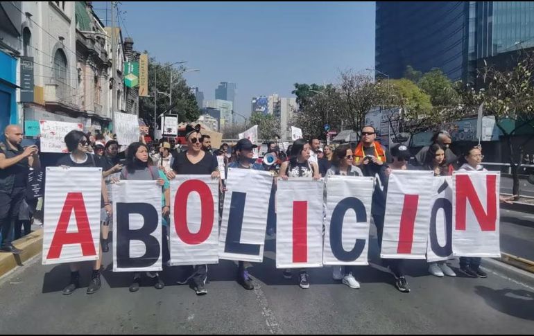 La marcha que pretende llegar al acceso peatonal de la Plaza México a las 14:30 hrs, dos horas antes de partir plaza. SUN / L. Vázquez