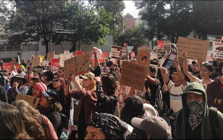 Con piedras, botellas y barretas, el grupo más radical de los manifestantes destrozó parte de la fachada y el acceso principal. SUN/ L. Vázquez.