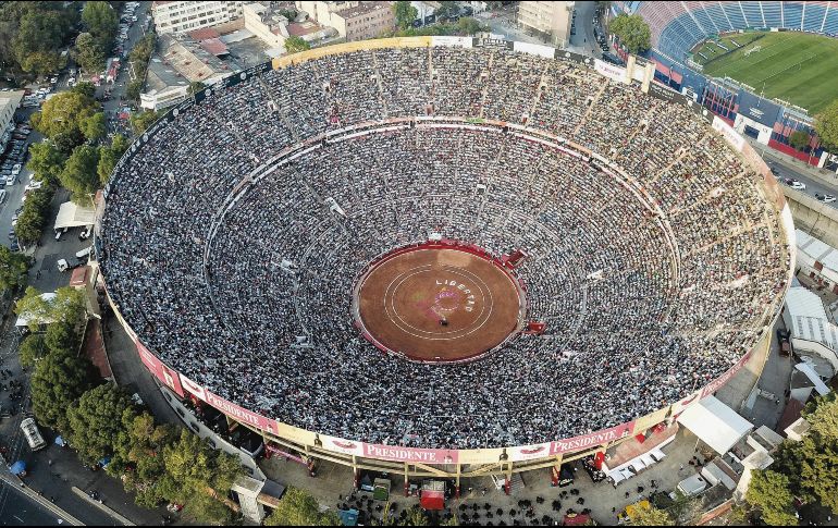 Los tendidos de la Plaza México lucieron abarrotados. EFE