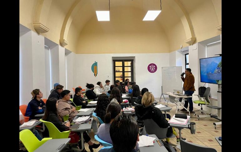 En total, la sede provisional del CuTlaquepaque, habilitada en el Centro Cultural El Refugio, cuenta con tres generaciones y 240 estudiantes. 